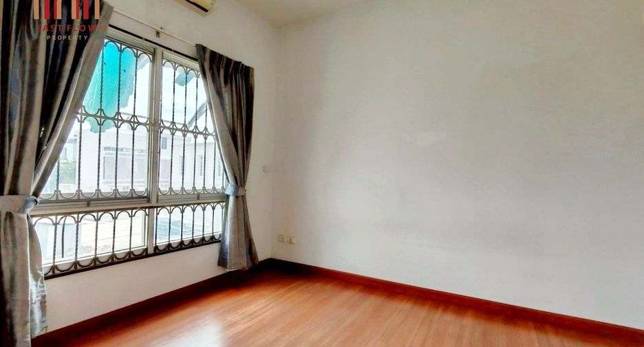 For sale 4 bedrooms townhouse in Lat Phrao, Bangkok