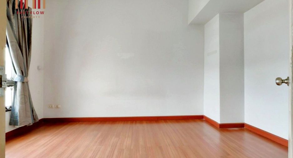 For sale 4 bedrooms townhouse in Lat Phrao, Bangkok