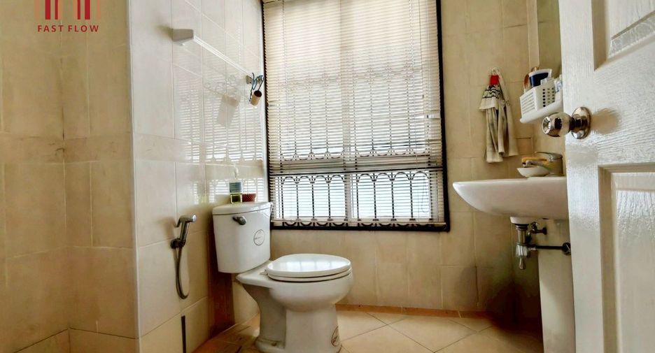 For sale 4 bedrooms townhouse in Lat Phrao, Bangkok