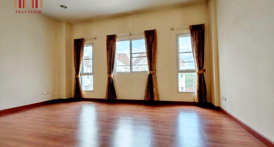 For sale 4 bedrooms townhouse in Lat Phrao, Bangkok