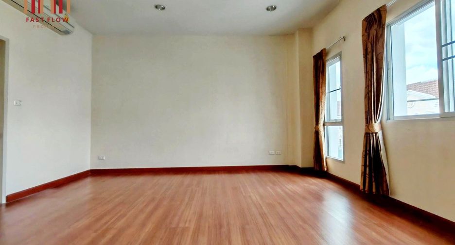 For sale 4 bedrooms townhouse in Lat Phrao, Bangkok