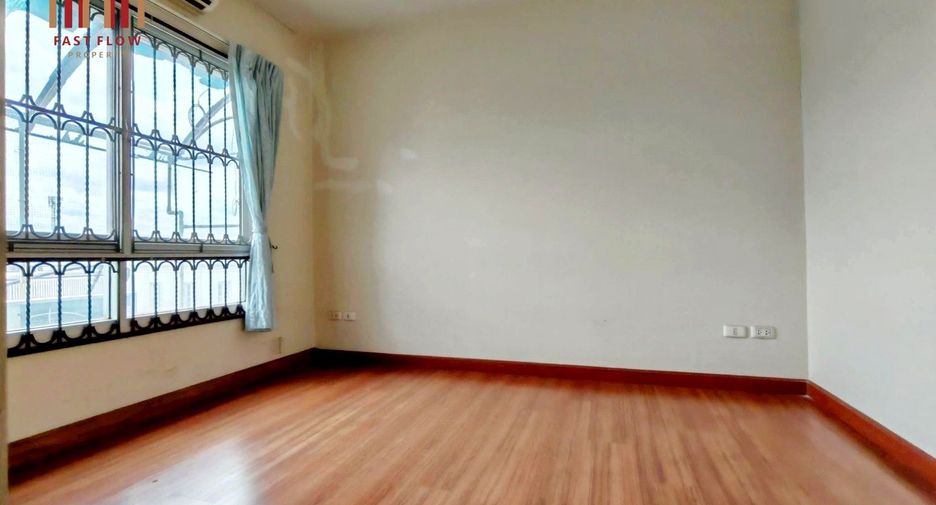 For sale 4 bedrooms townhouse in Lat Phrao, Bangkok