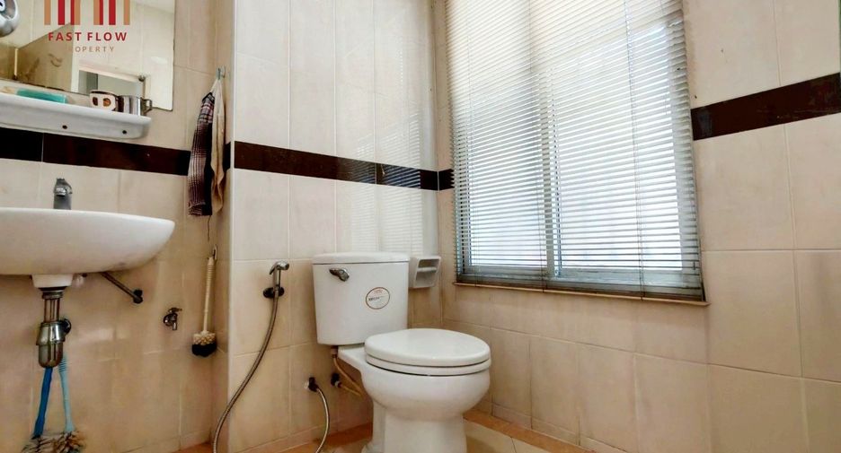 For sale 4 bedrooms townhouse in Lat Phrao, Bangkok