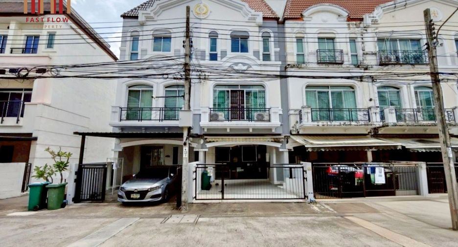 For sale 4 bedrooms townhouse in Lat Phrao, Bangkok