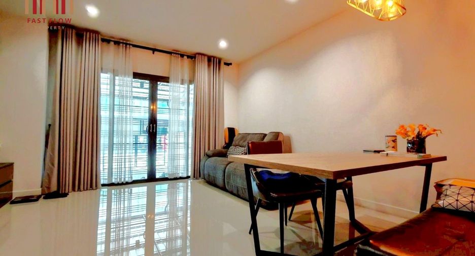 Casa adosada en venta de 3 habitaciones en Wang Thonglang, Bangkok