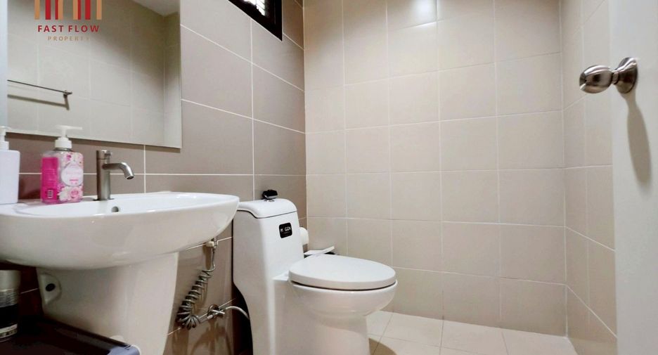 Casa adosada en venta de 3 habitaciones en Wang Thonglang, Bangkok