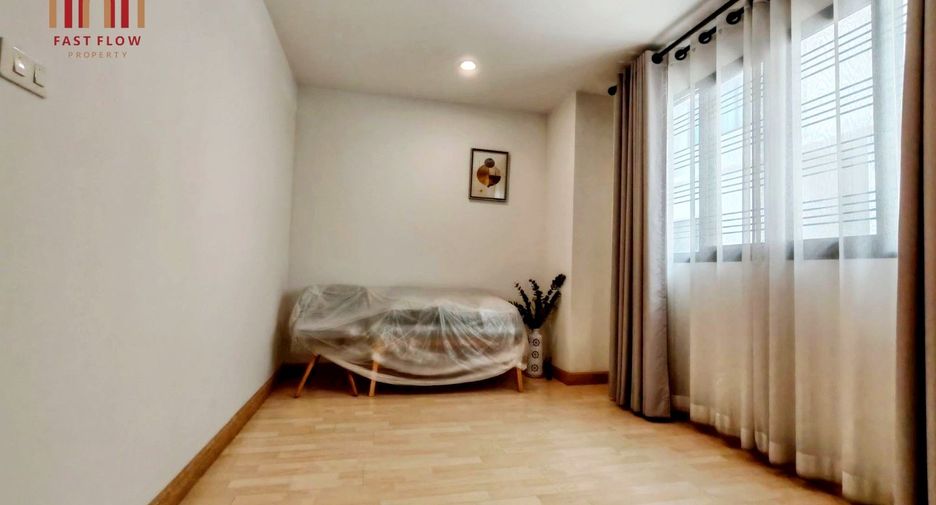 Casa adosada en venta de 3 habitaciones en Wang Thonglang, Bangkok