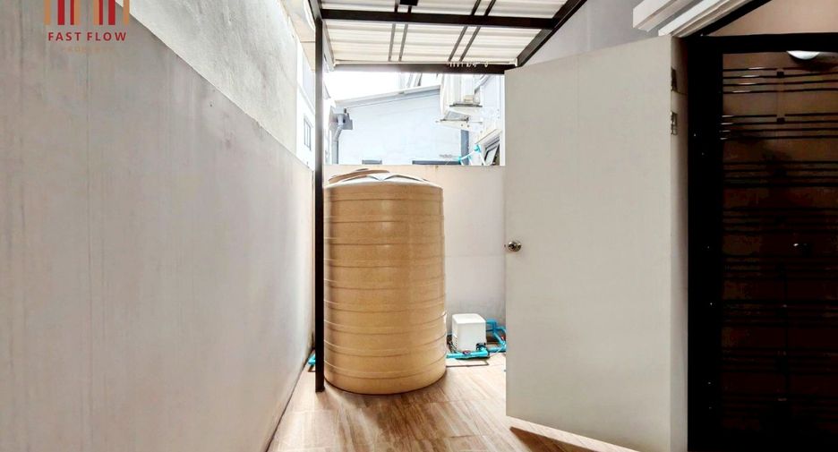 Casa adosada en venta de 3 habitaciones en Wang Thonglang, Bangkok