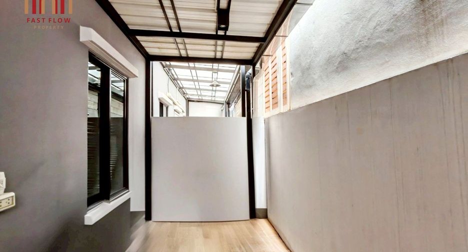 Casa adosada en venta de 3 habitaciones en Wang Thonglang, Bangkok