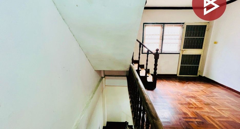 Casa adosada en venta de 3 habitaciones en Thung Khru, Bangkok