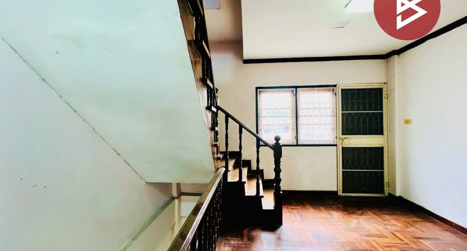 Casa adosada en venta de 3 habitaciones en Thung Khru, Bangkok