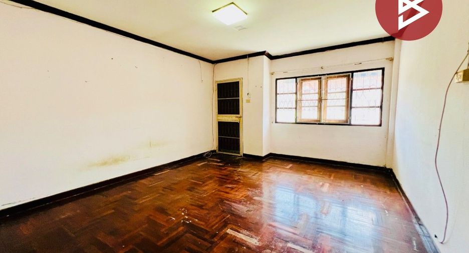 Casa adosada en venta de 3 habitaciones en Thung Khru, Bangkok