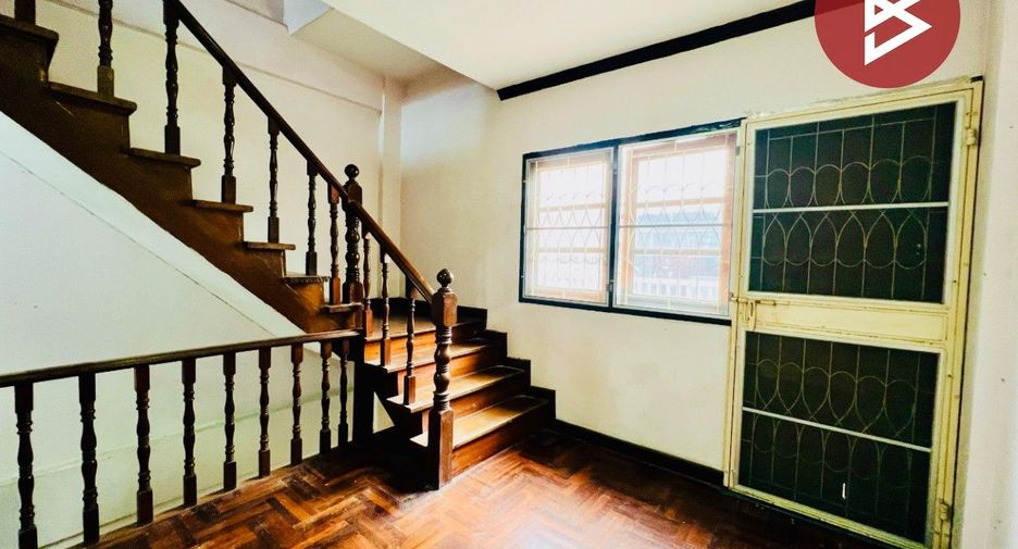 Casa adosada en venta de 3 habitaciones en Thung Khru, Bangkok