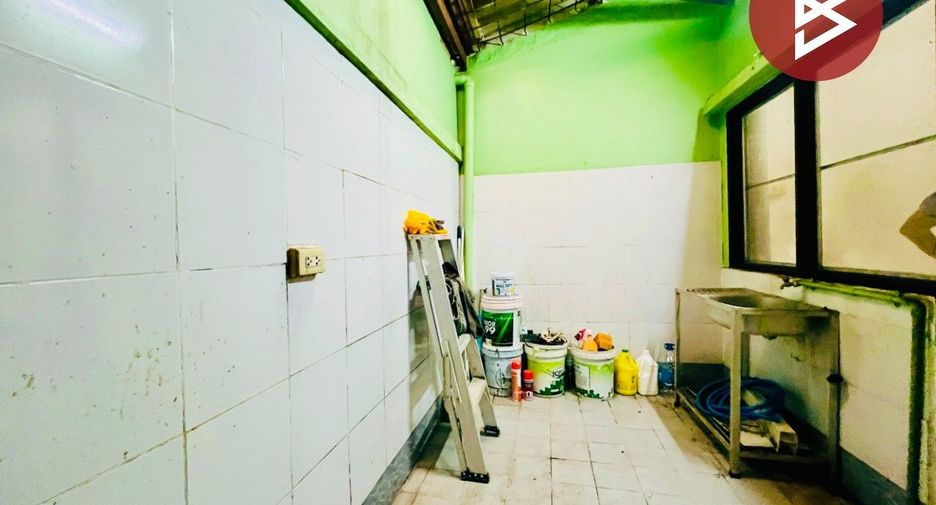 Casa adosada en venta de 3 habitaciones en Thung Khru, Bangkok