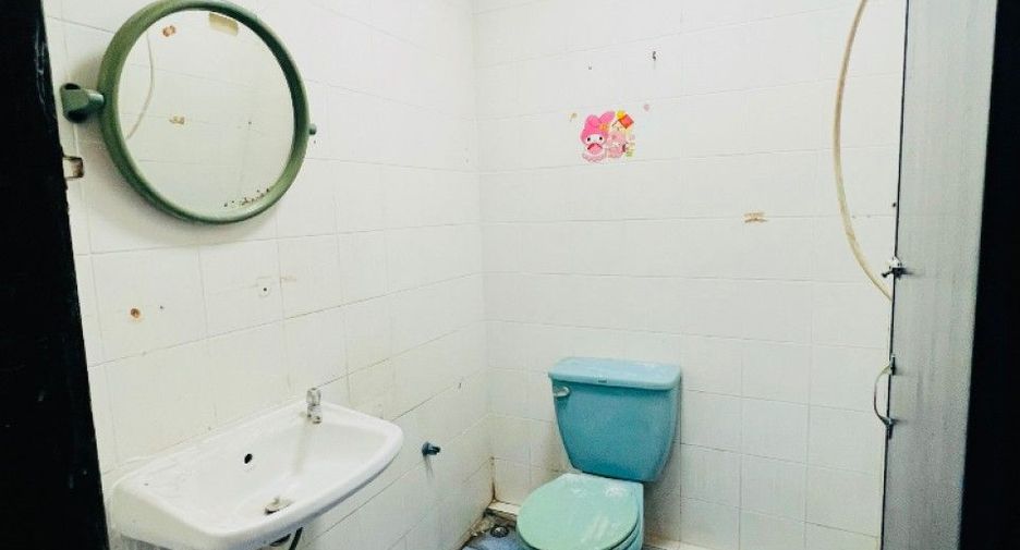 Casa adosada en venta de 3 habitaciones en Thung Khru, Bangkok