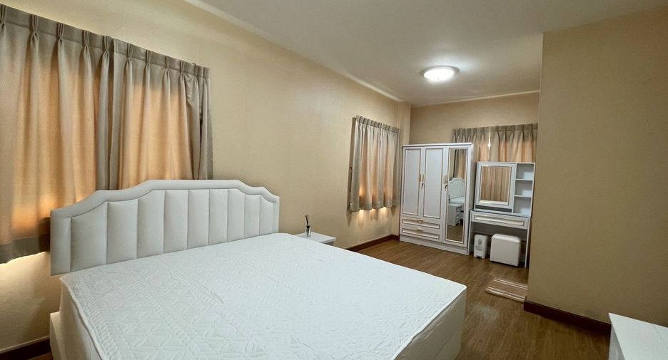 Haus zur Miete und zum Kauf mit 4 Zimmer in Lat Phrao, Bangkok