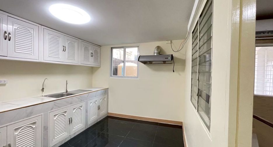 Haus zur Miete und zum Kauf mit 4 Zimmer in Lat Phrao, Bangkok