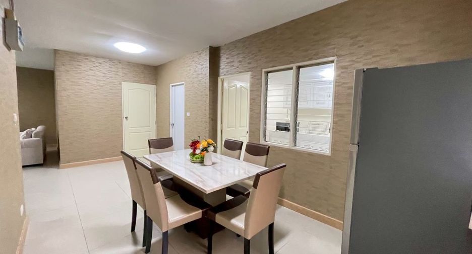 Haus zur Miete und zum Kauf mit 4 Zimmer in Lat Phrao, Bangkok