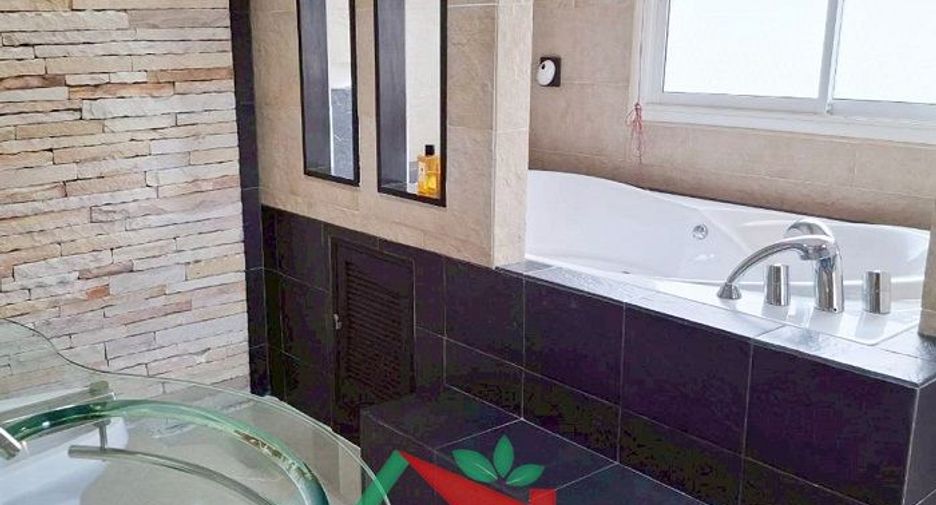 For sale 4 bedrooms house in Khlong Sam Wa, Bangkok