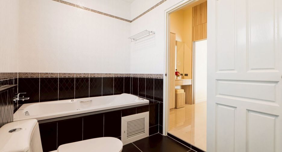 For rent 3 bedrooms villa in East Pattaya, Pattaya