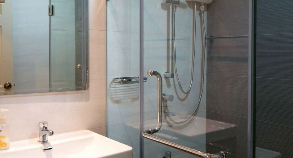 For rent 2 bedrooms condo in Bang Rak, Bangkok
