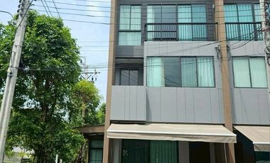 Reihenhaus zur Miete mit 3 Zimmer in Saphan Sung, Bangkok