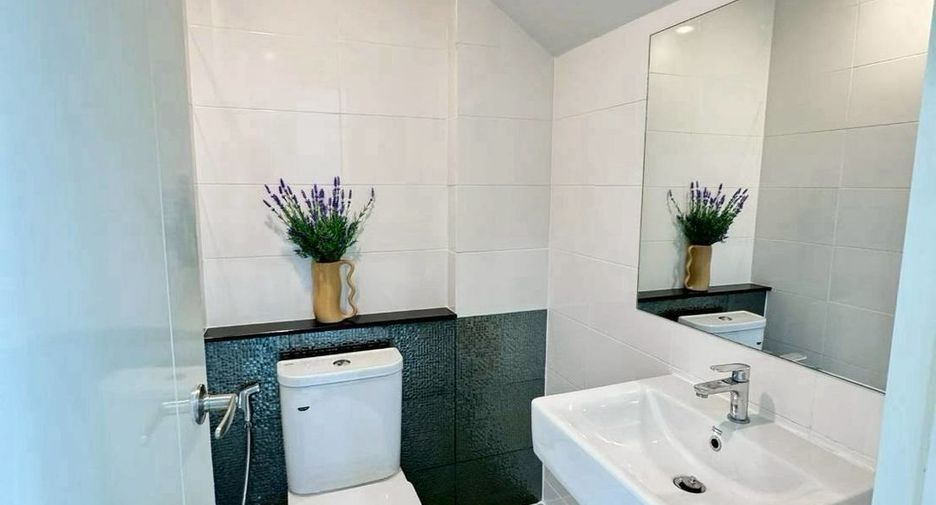 For rent 3 bedrooms townhouse in Saphan Sung, Bangkok