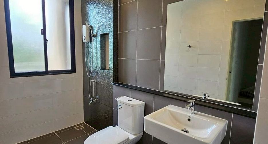 For rent 3 bedrooms townhouse in Saphan Sung, Bangkok