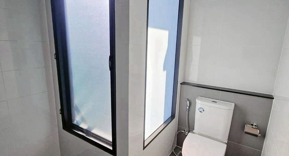 For rent 3 bedrooms townhouse in Saphan Sung, Bangkok