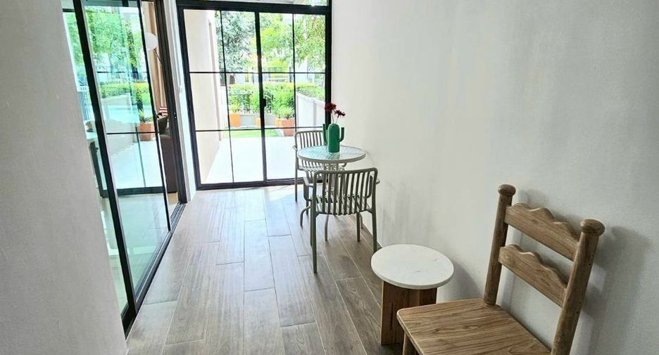 For rent 3 bedrooms townhouse in Saphan Sung, Bangkok