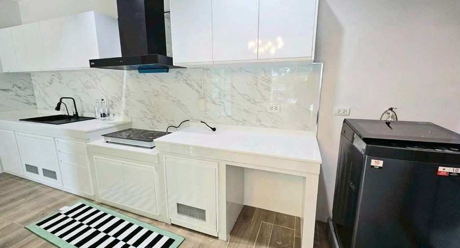 For rent 3 bedrooms townhouse in Saphan Sung, Bangkok