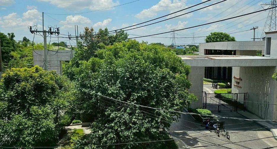 For rent 3 bedrooms townhouse in Saphan Sung, Bangkok