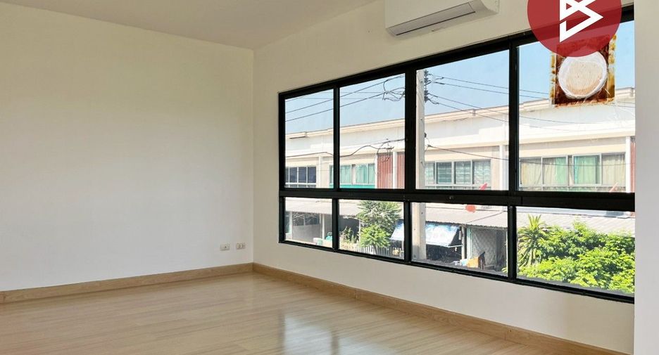 Casa adosada en venta de 3 habitaciones en Bang Khae, Bangkok