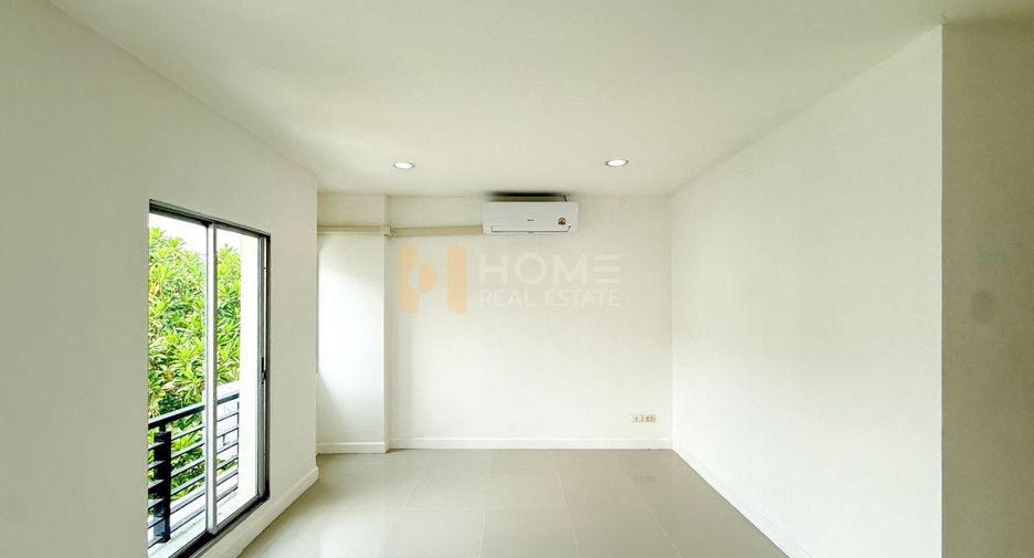 Casa adosada en venta de 3 habitaciones en Saphan Sung, Bangkok