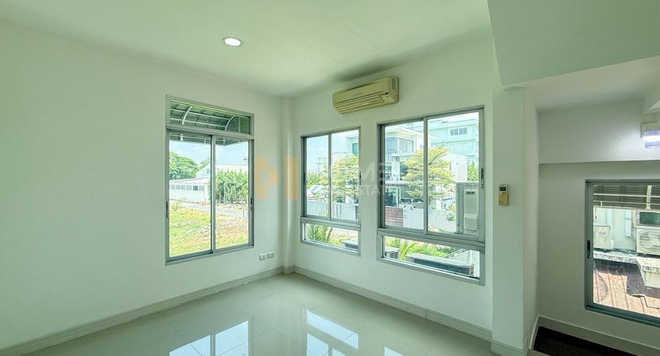 Casa adosada en venta de 3 habitaciones en Saphan Sung, Bangkok