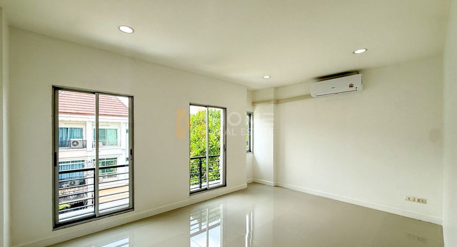 Casa adosada en venta de 3 habitaciones en Saphan Sung, Bangkok