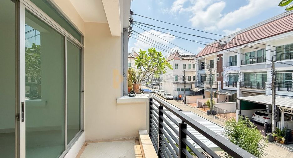 Casa adosada en venta de 3 habitaciones en Saphan Sung, Bangkok