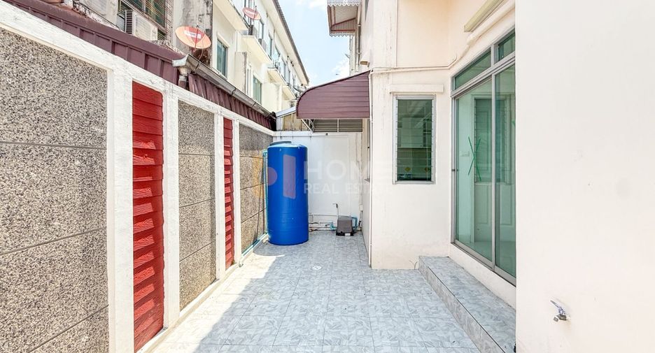 Casa adosada en venta de 3 habitaciones en Saphan Sung, Bangkok