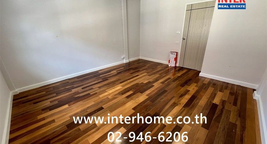 For sale 2 bedrooms townhouse in Bang Kapi, Bangkok
