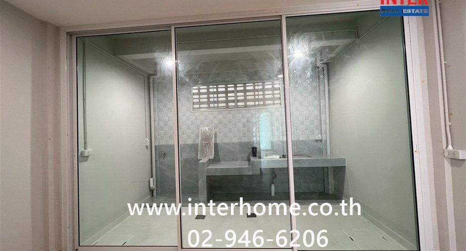 For sale 2 bedrooms townhouse in Bang Kapi, Bangkok