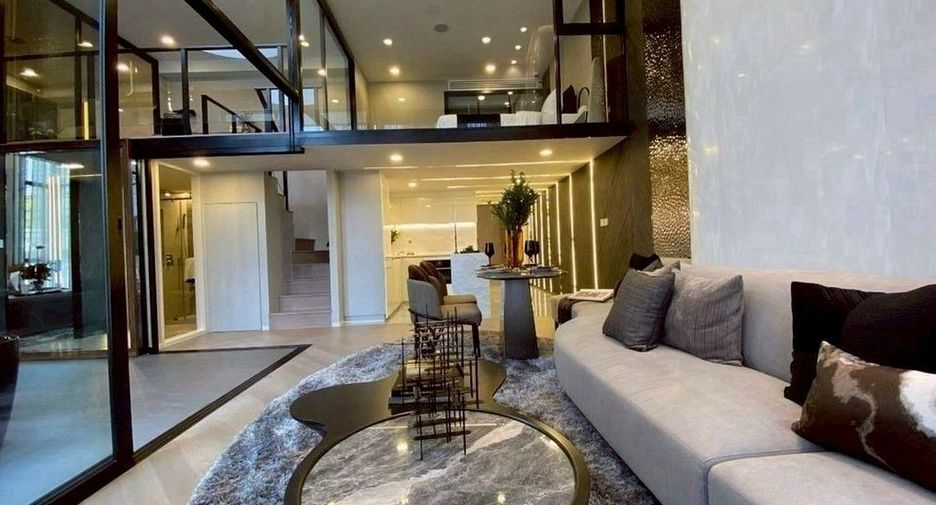 For sale 3 bedrooms condo in Watthana, Bangkok