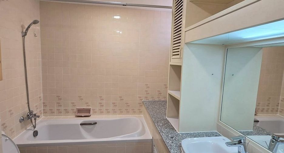 For rent 2 bedrooms condo in Watthana, Bangkok