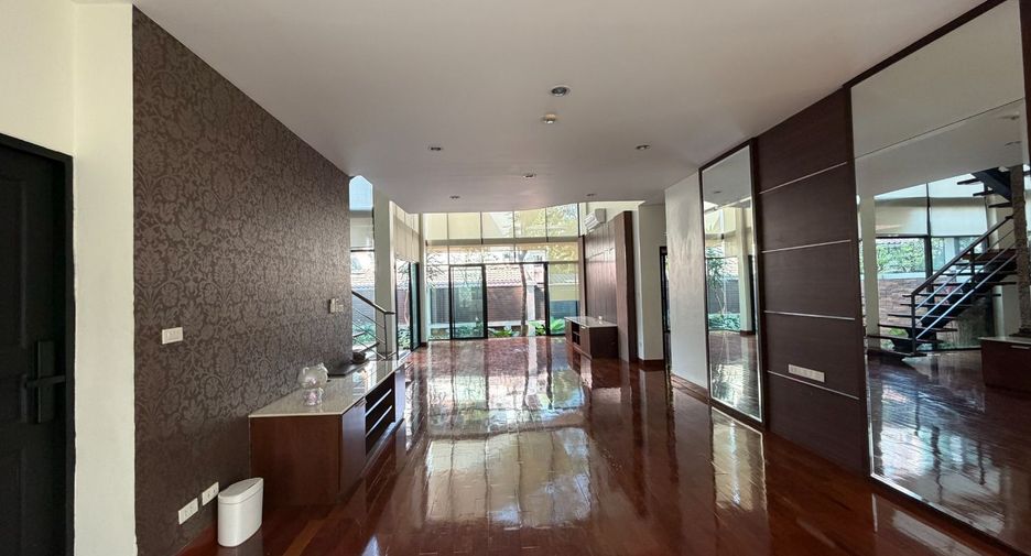 For rent 3 ベッドルーム condo in Khlong Toei, Bangkok