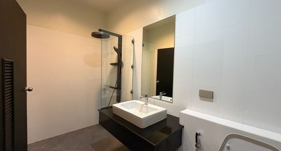 For rent 3 ベッドルーム condo in Khlong Toei, Bangkok