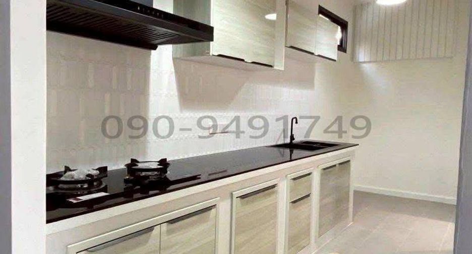 For rent 4 bedrooms townhouse in Lat Phrao, Bangkok