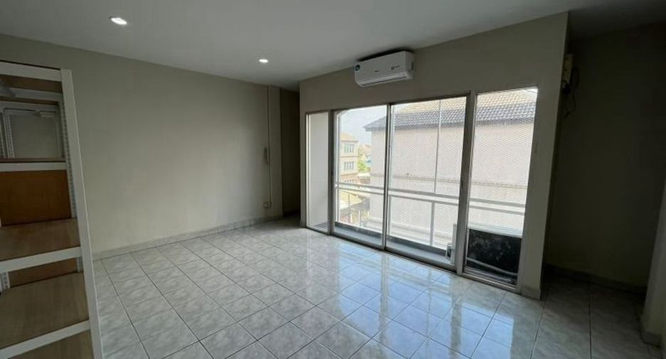 For sale 3 bedrooms townhouse in Phra Khanong, Bangkok