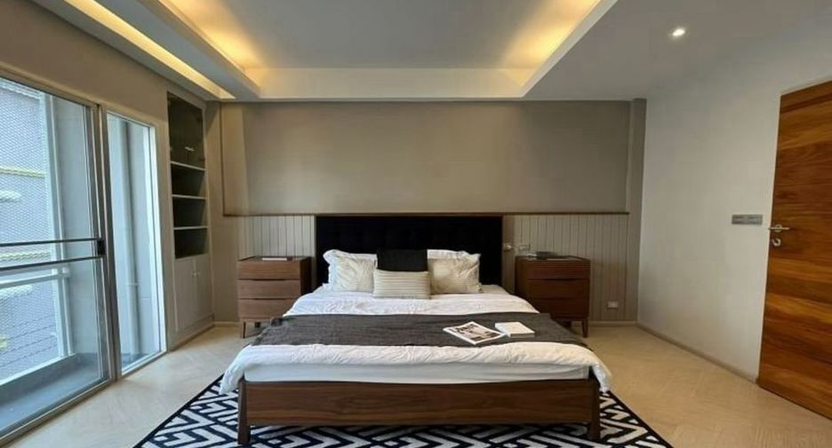 For sale 3 bedrooms townhouse in Phra Khanong, Bangkok