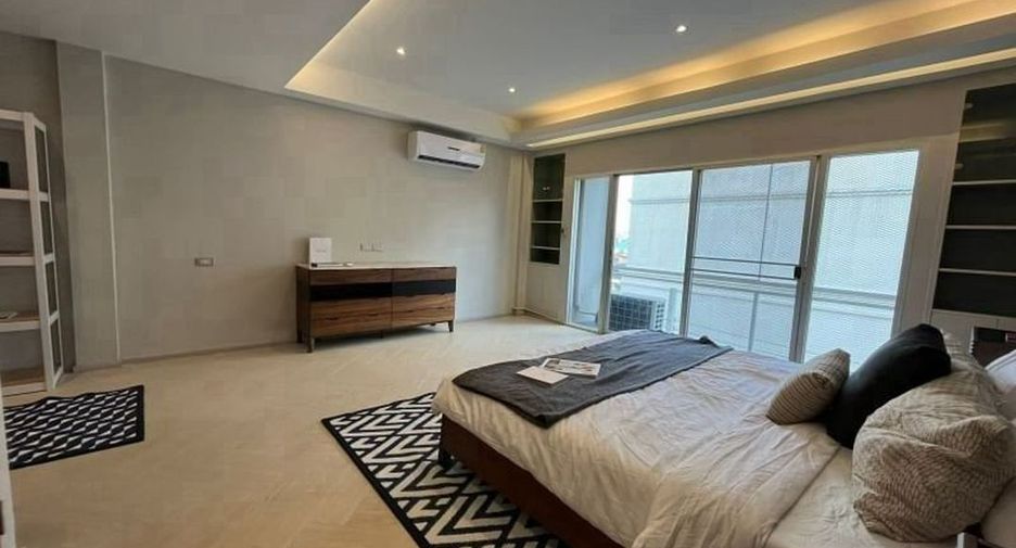 For sale 3 bedrooms townhouse in Phra Khanong, Bangkok