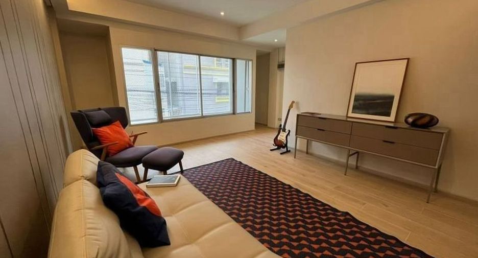 For sale 3 bedrooms townhouse in Phra Khanong, Bangkok