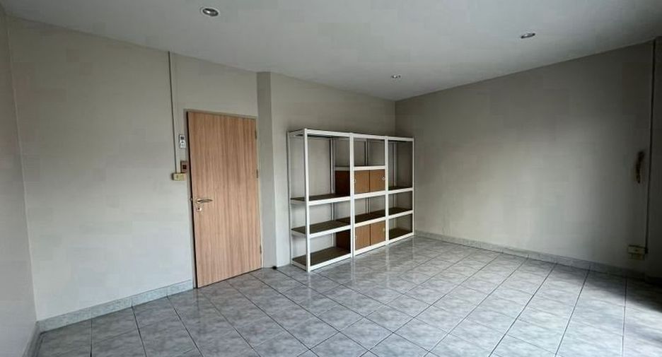 For sale 3 bedrooms townhouse in Phra Khanong, Bangkok